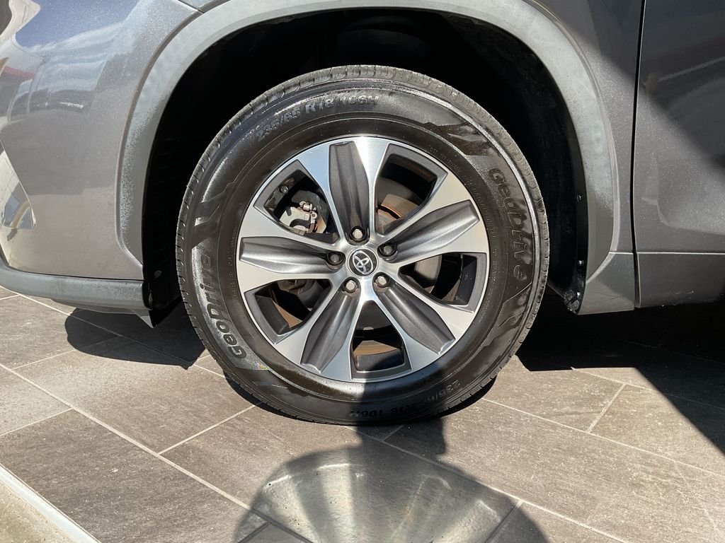 Used 2022 Gray Toyota XLE image 4