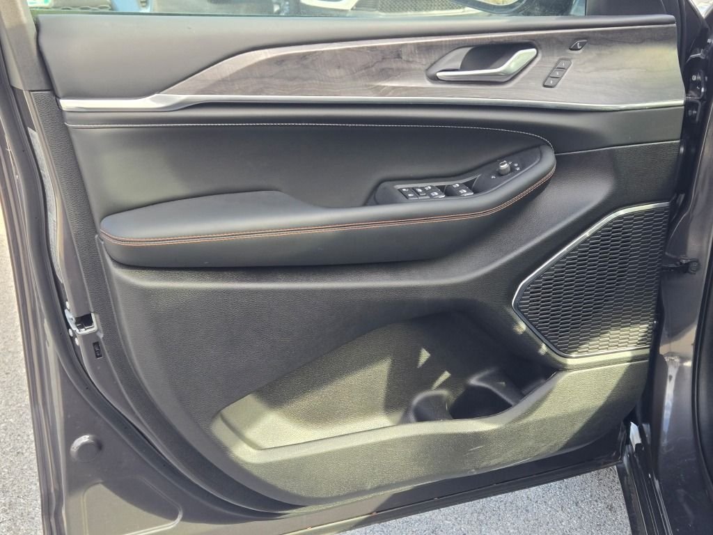 2025 Jeep Grand Cherokee Overland - Photo 19