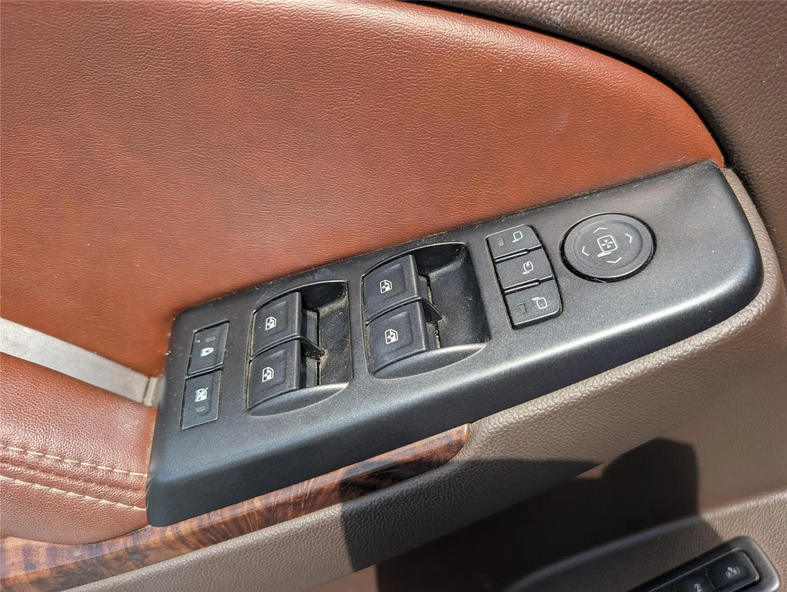 Used 2016 Iridescent Pearl Tricoat Chevrolet LTZ image 9