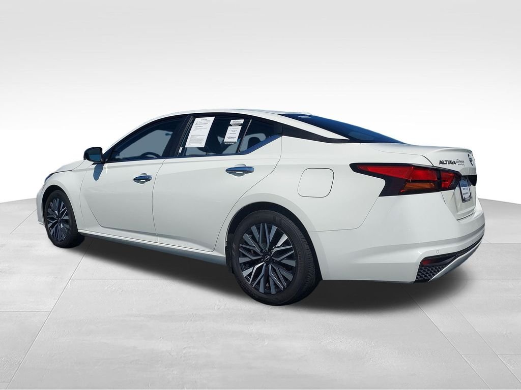 Used 2025 White Nissan 2.5 SV image 3