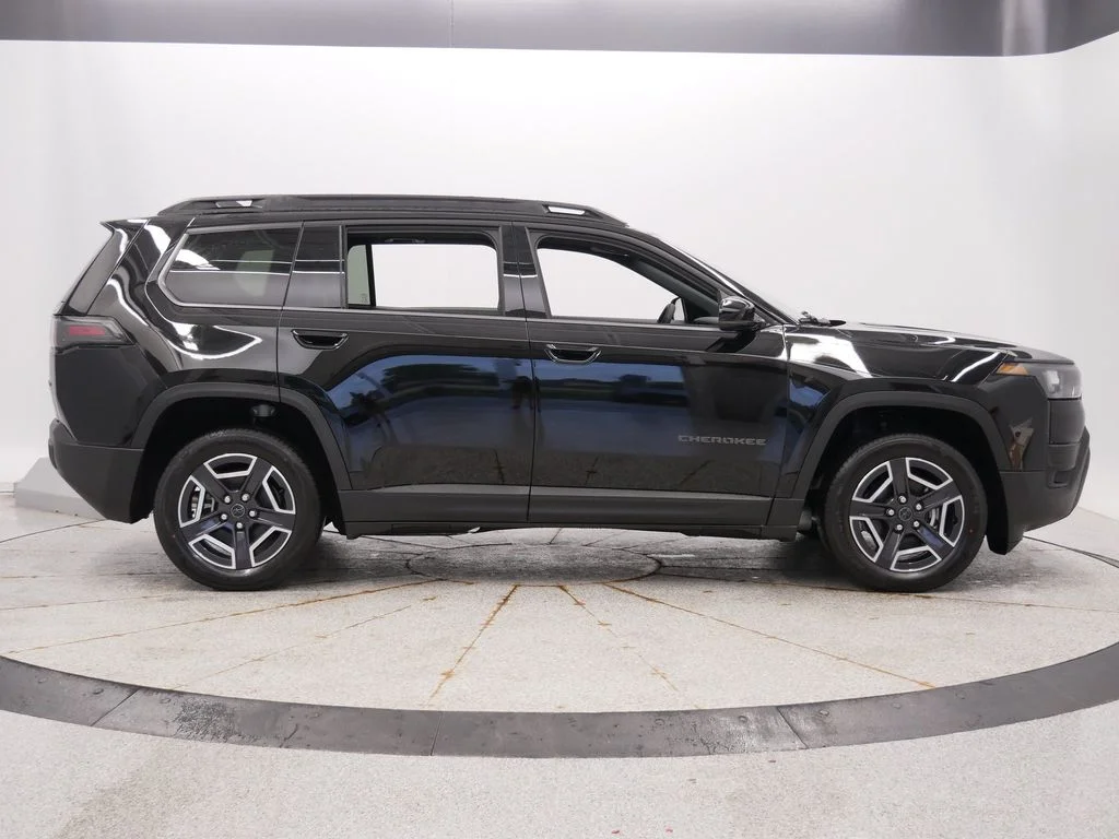 New 2026 Diamond Black Crystal Pearlcoat Jeep Limited image 7