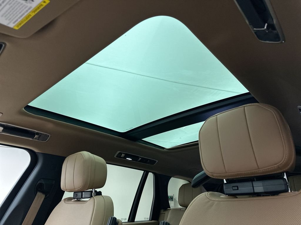 New 2026 Eiger Grey Land Rover SE image 19