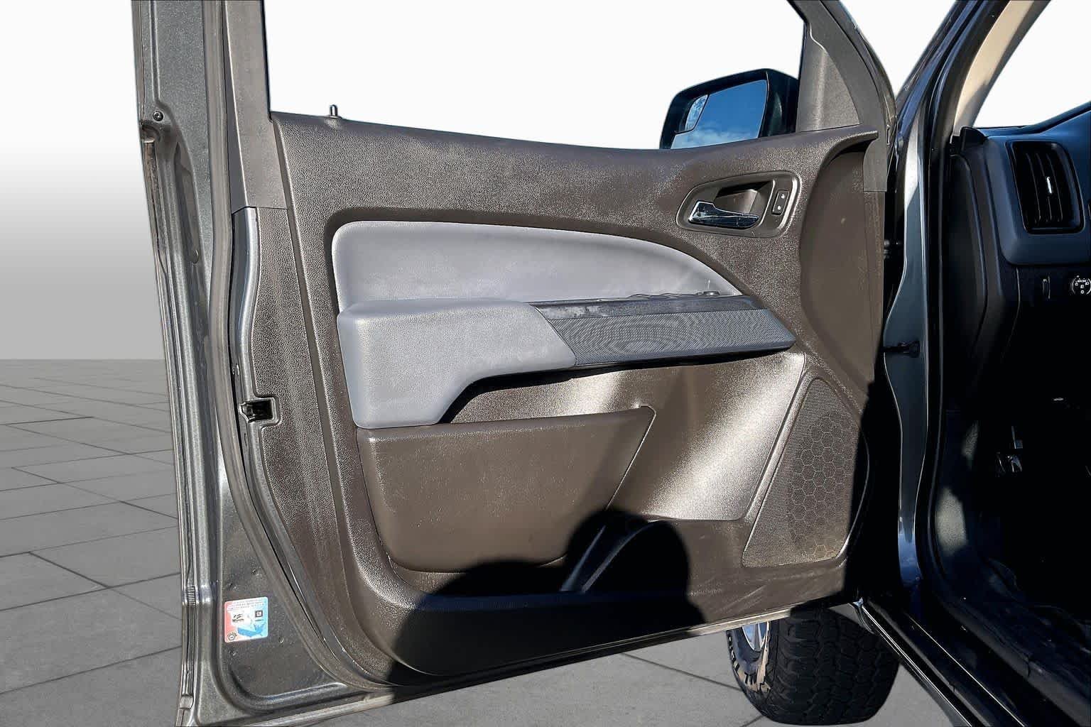 Used 2016 CYBER GRAY METALLIC Chevrolet 4WD Z71 image 22