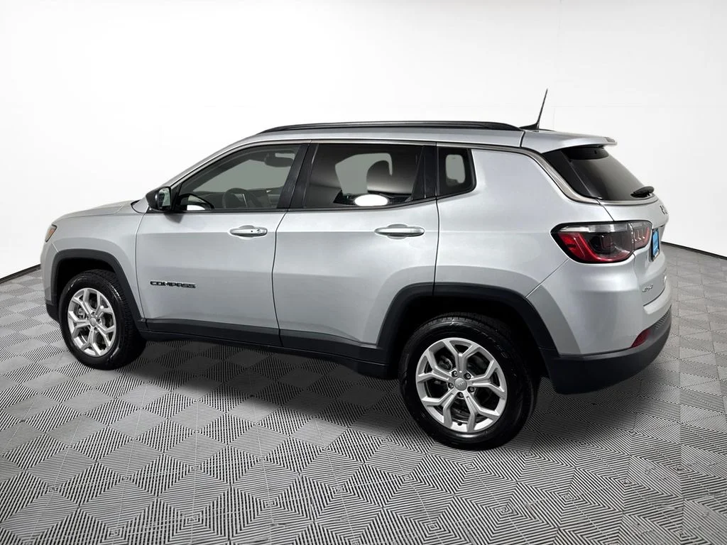 Used 2024 Silver Jeep Latitude image 11
