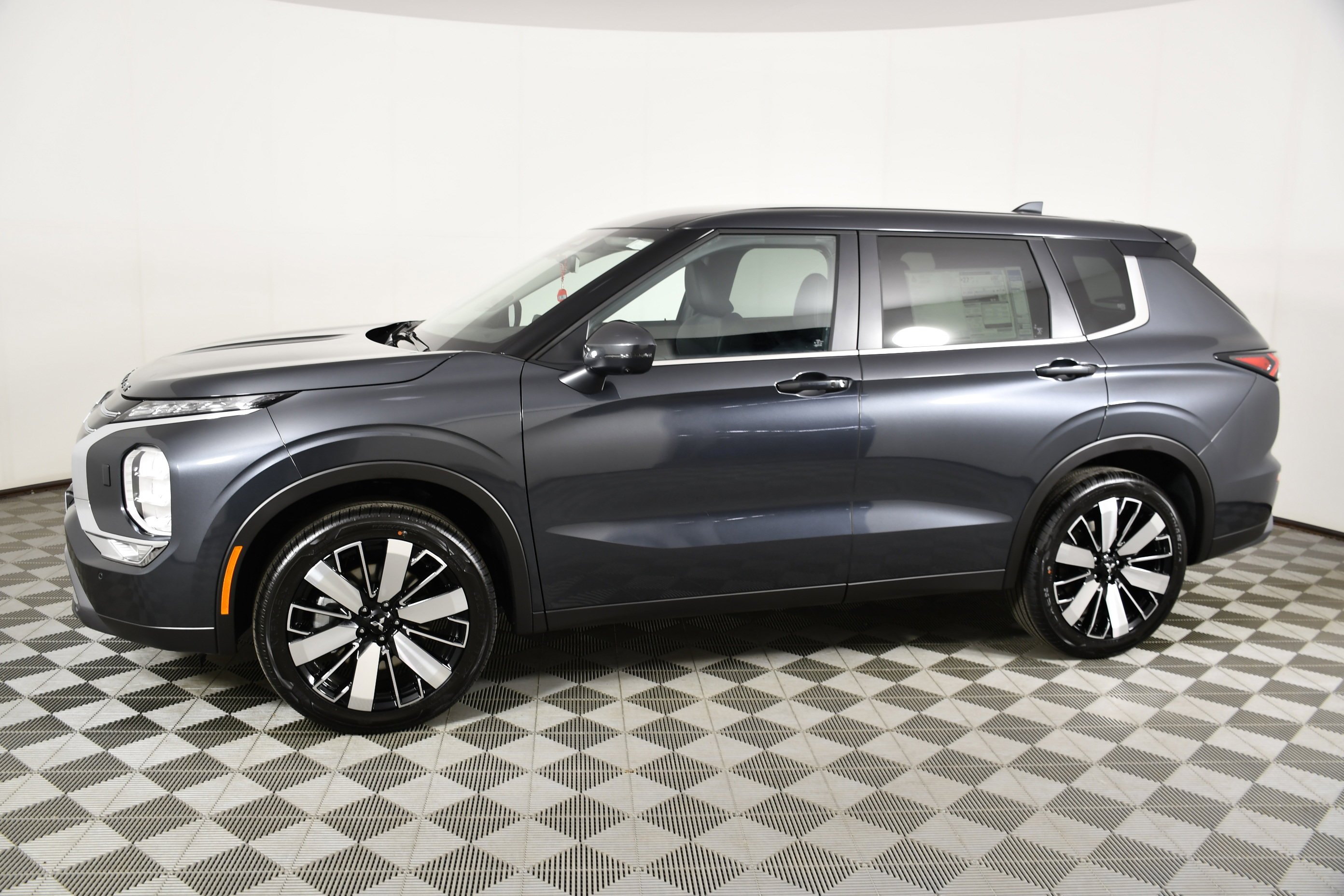 New 2026 Graphite Gray Mitsubishi SE image 9