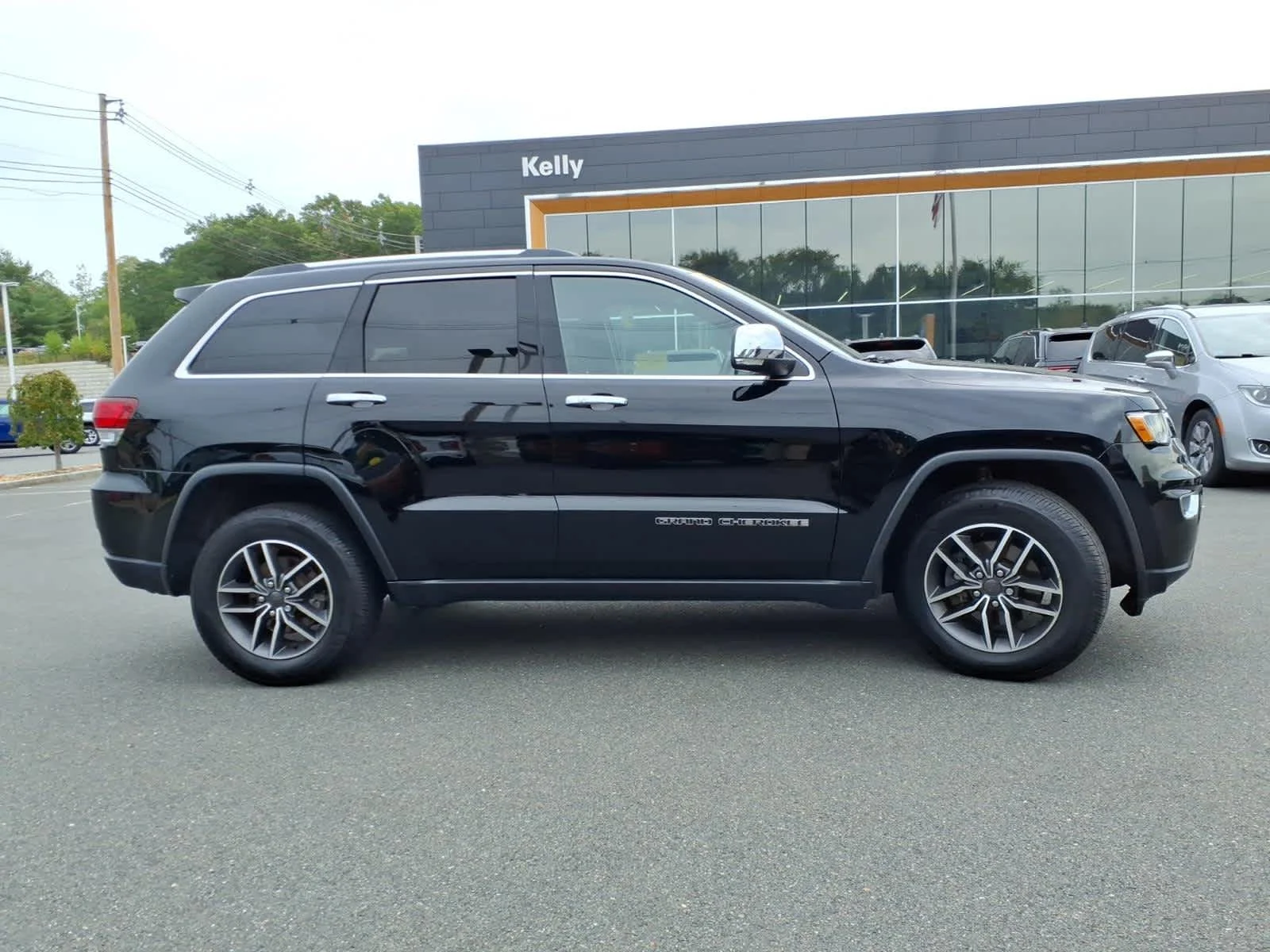 Certified Used 2020 Diamond Black Crystal Pearlcoat Jeep Limited image 6