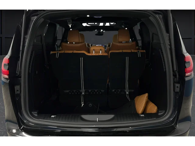 Used 2023 Brilliant Black Crystal Pearlcoat Chrysler Pinnacle image 27