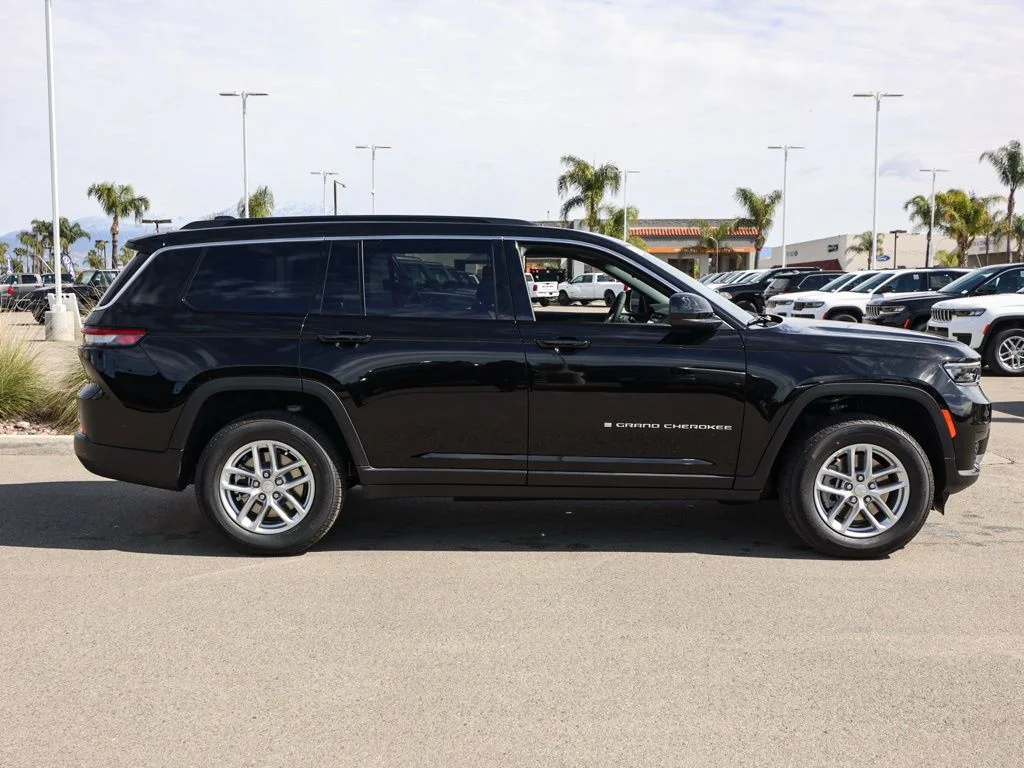 New 2026 Diamond Black Crystal Pearl-Coat Exterior Paint Jeep Laredo image 3