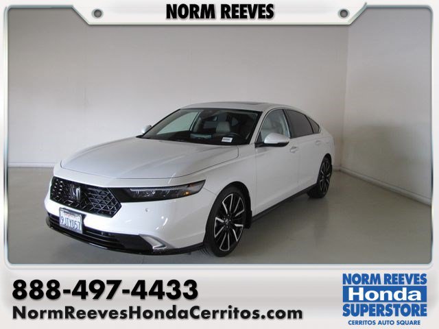 Used 2023 Platinum White Honda Touring image 1