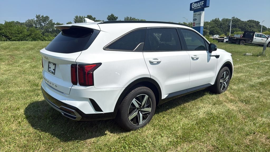 Used 2022 White Kia S image 7