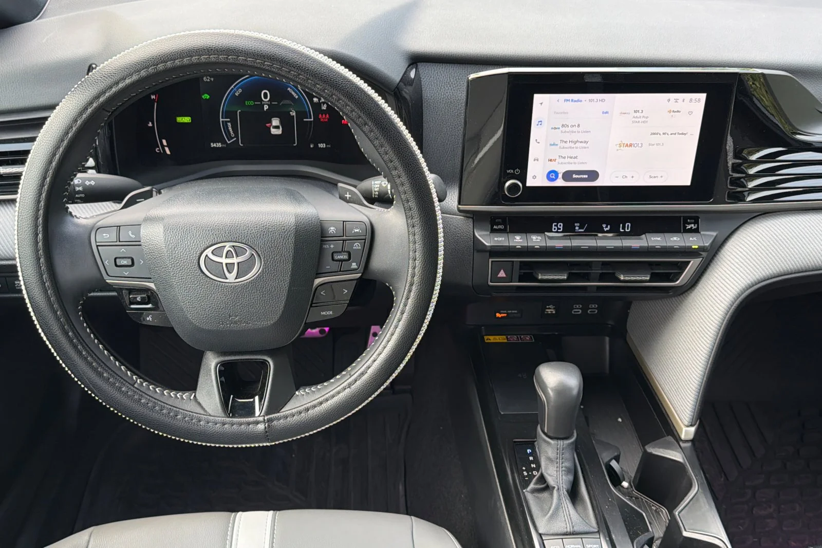 Used 2025  Toyota SE image 18