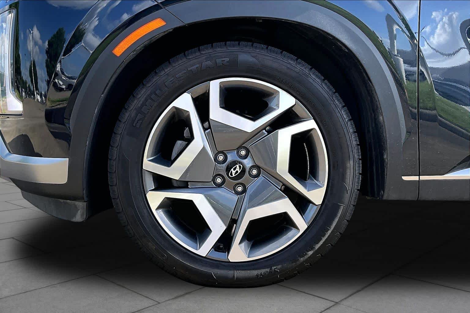 Used 2024 Moonlight Cloud Hyundai Limited image 11