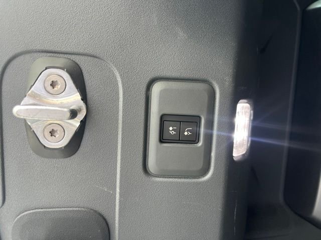 Used 2020 Tasman Blue Metallic Land Rover SE image 13