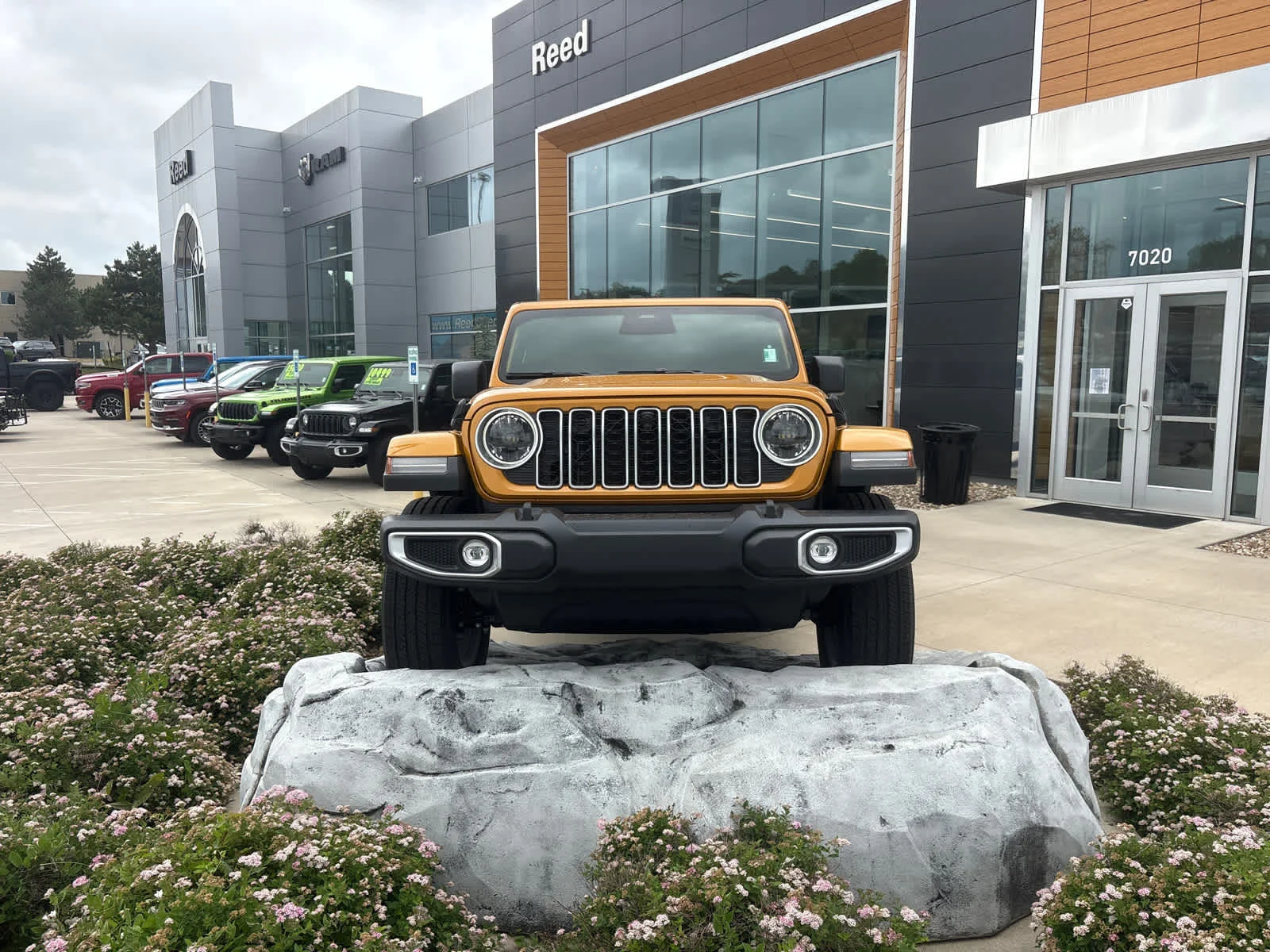 New 2026 Goldilocks Exterior Paint Jeep Sahara image 3