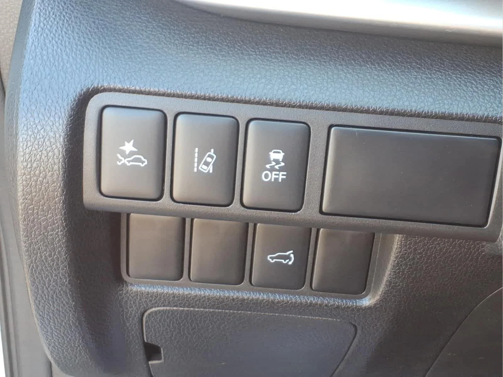 Used 2024 Alloy Silver Metallic Mitsubishi SE image 17
