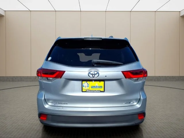 Used 2017 Silver Toyota XLE image 7