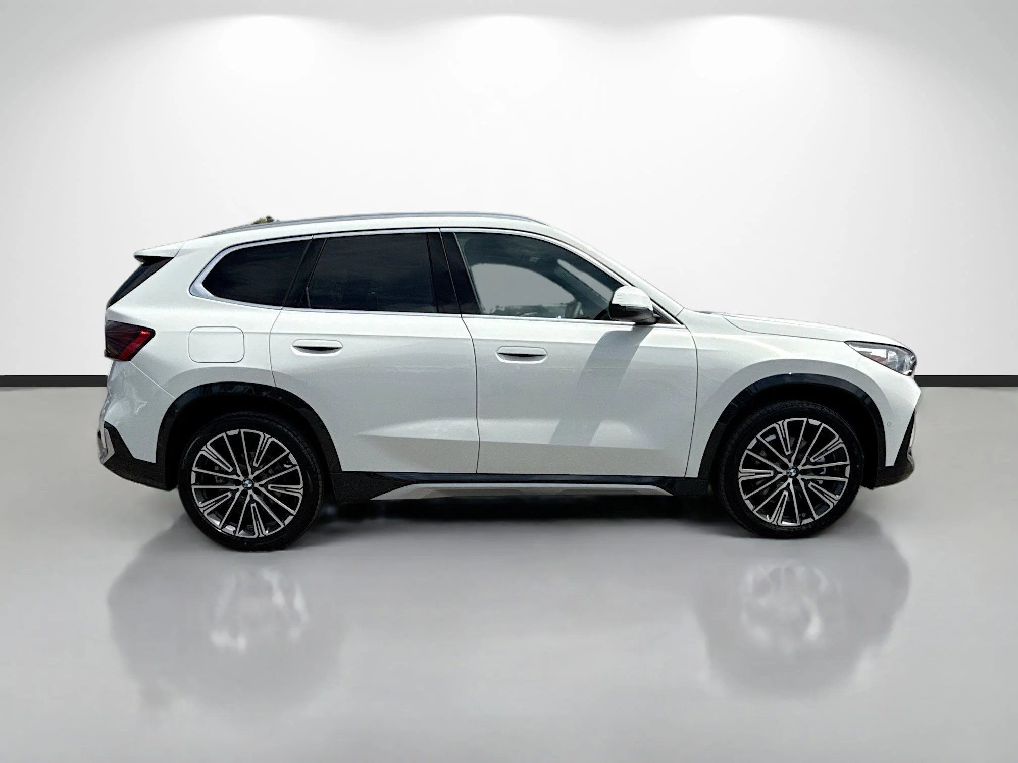 New 2026 Alpine White BMW xDrive28i image 2