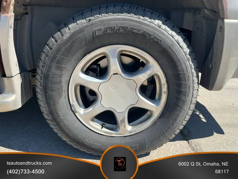 Used 2001 Silver GMC Denali Sport Utility 4D image 11