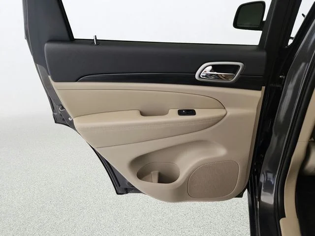 Used 2021 Granite Crystal Clearcoat Metallic Jeep Laredo E image 24