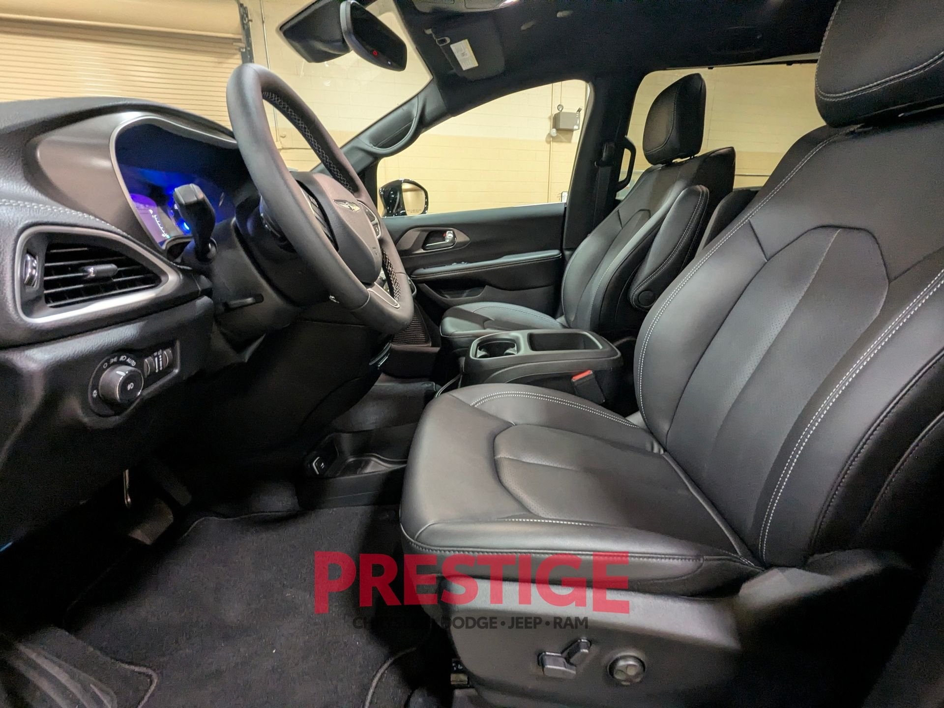 New 2026 Diamond Black Crystal Pearl-Coat Exterior Paint Chrysler Select image 20