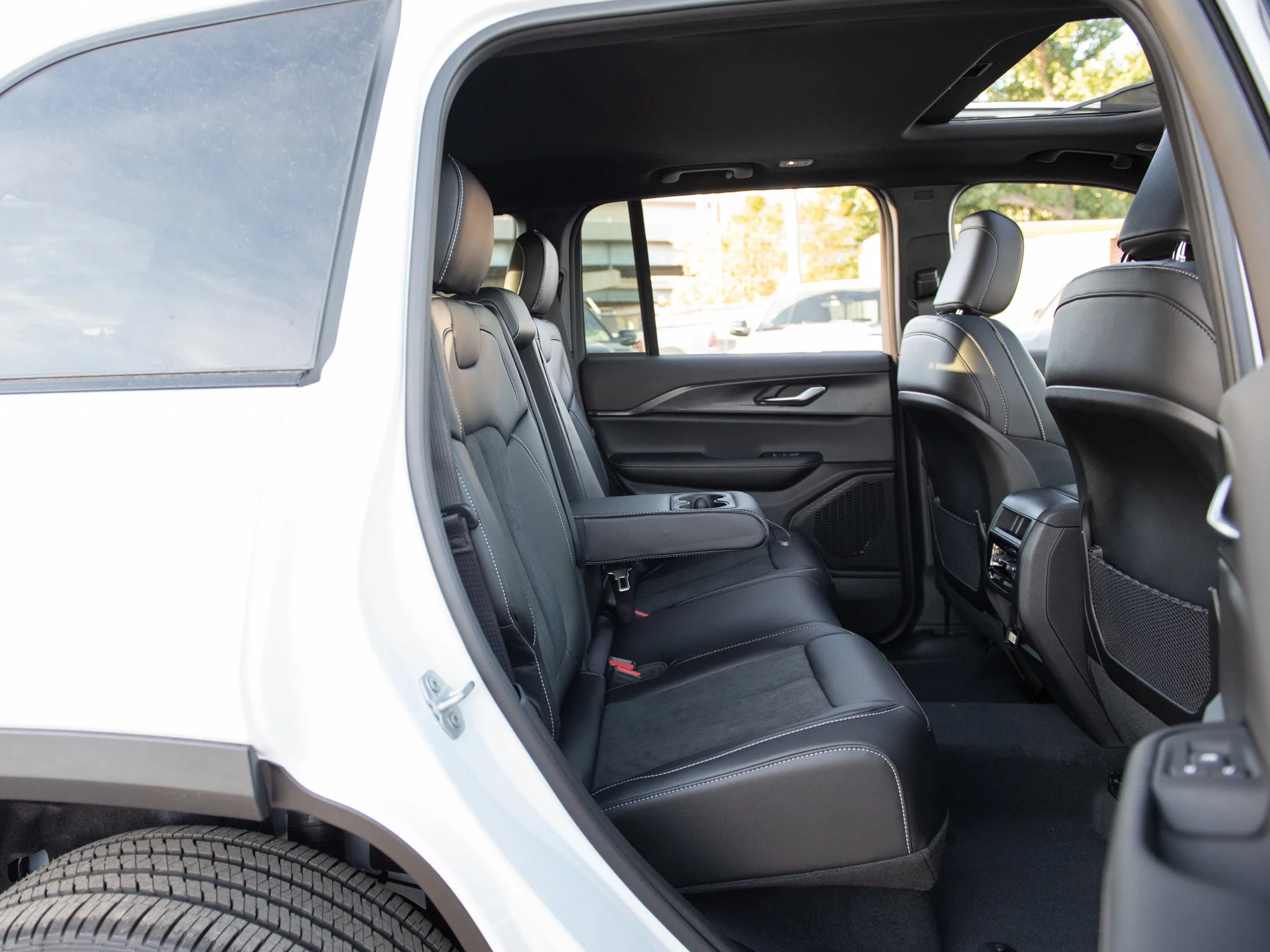 New 2025 White Jeep Altitude* 4x4, Sunroof, Trailer Tow Pkg, Remote Start image 25