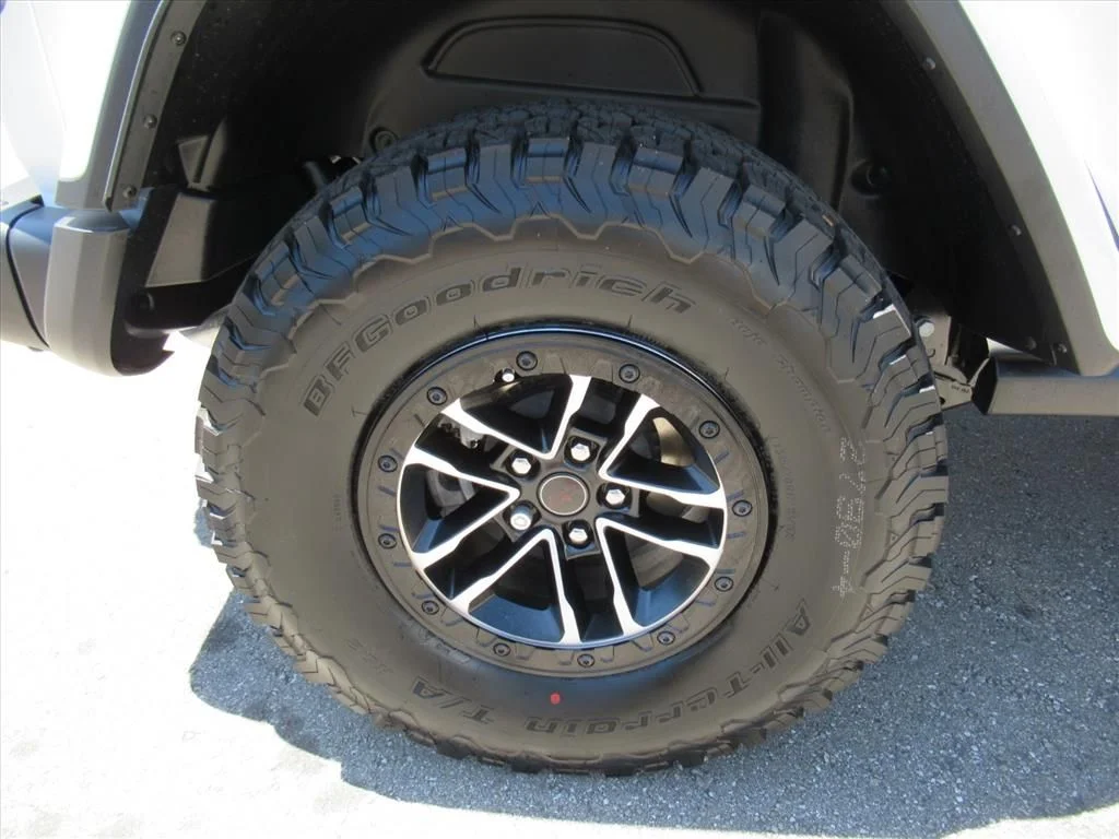 New 2026 Bright White Clear-Coat Exterior Paint Jeep Rubicon X image 9