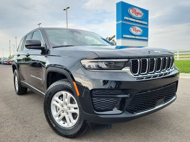 Used 2025  Jeep Laredo image 14