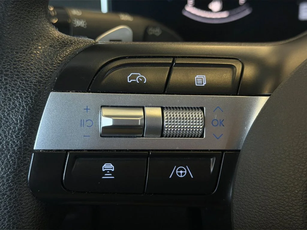 Used 2025 White Hyundai SEL image 31
