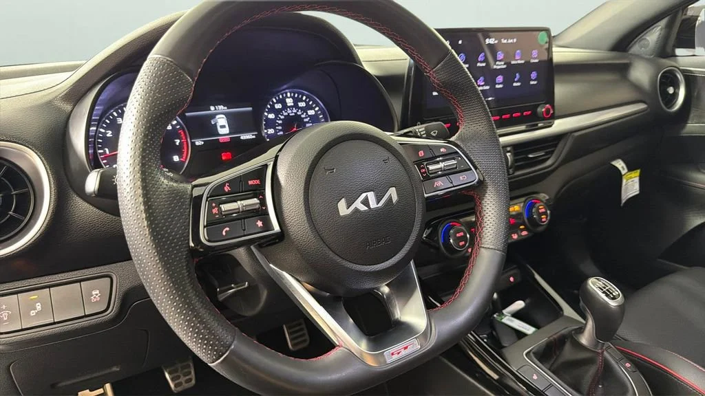 Used 2023 White Kia GT Manual image 23