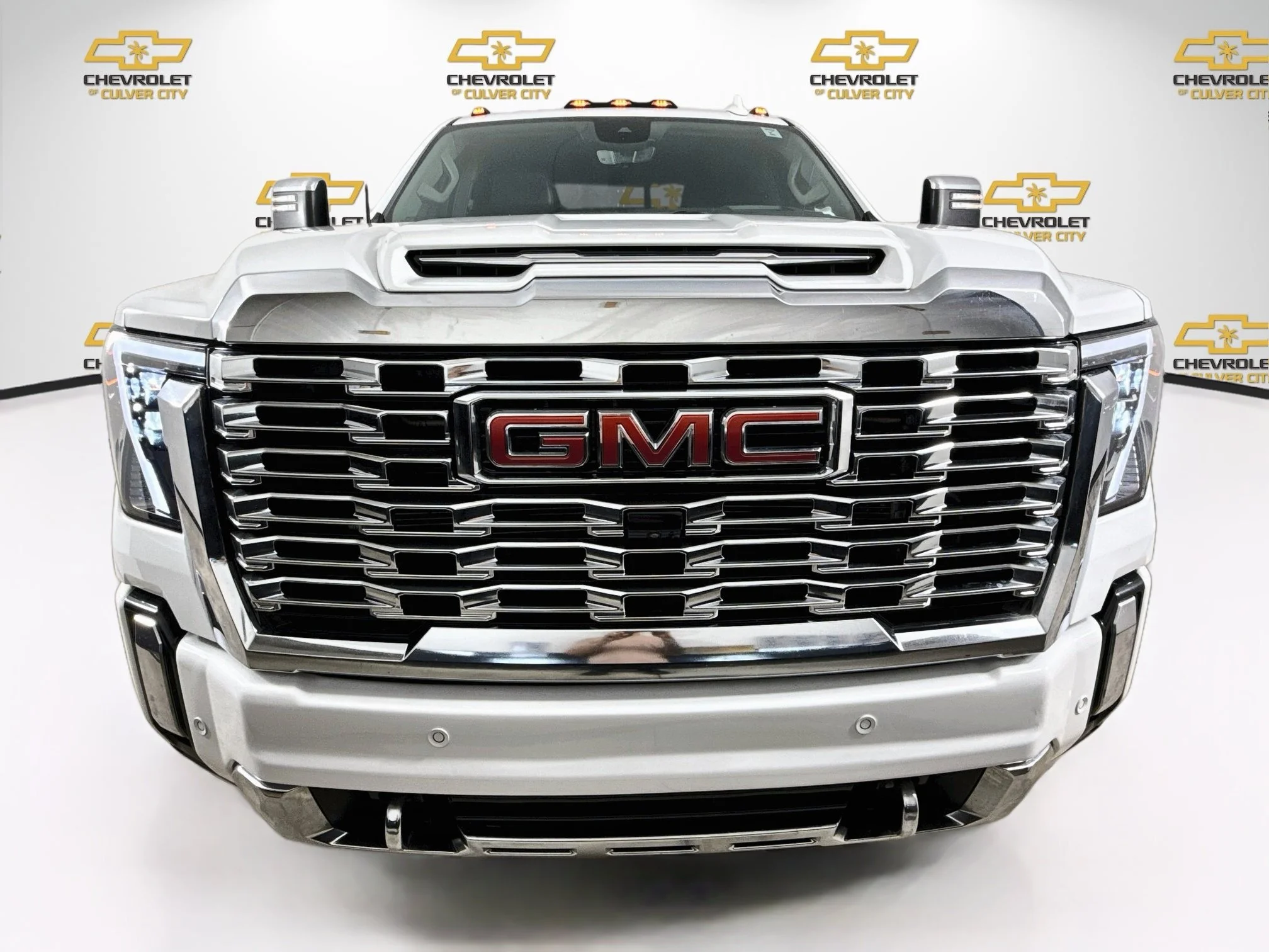 Used 2024 Summit White GMC Denali DRW image 2