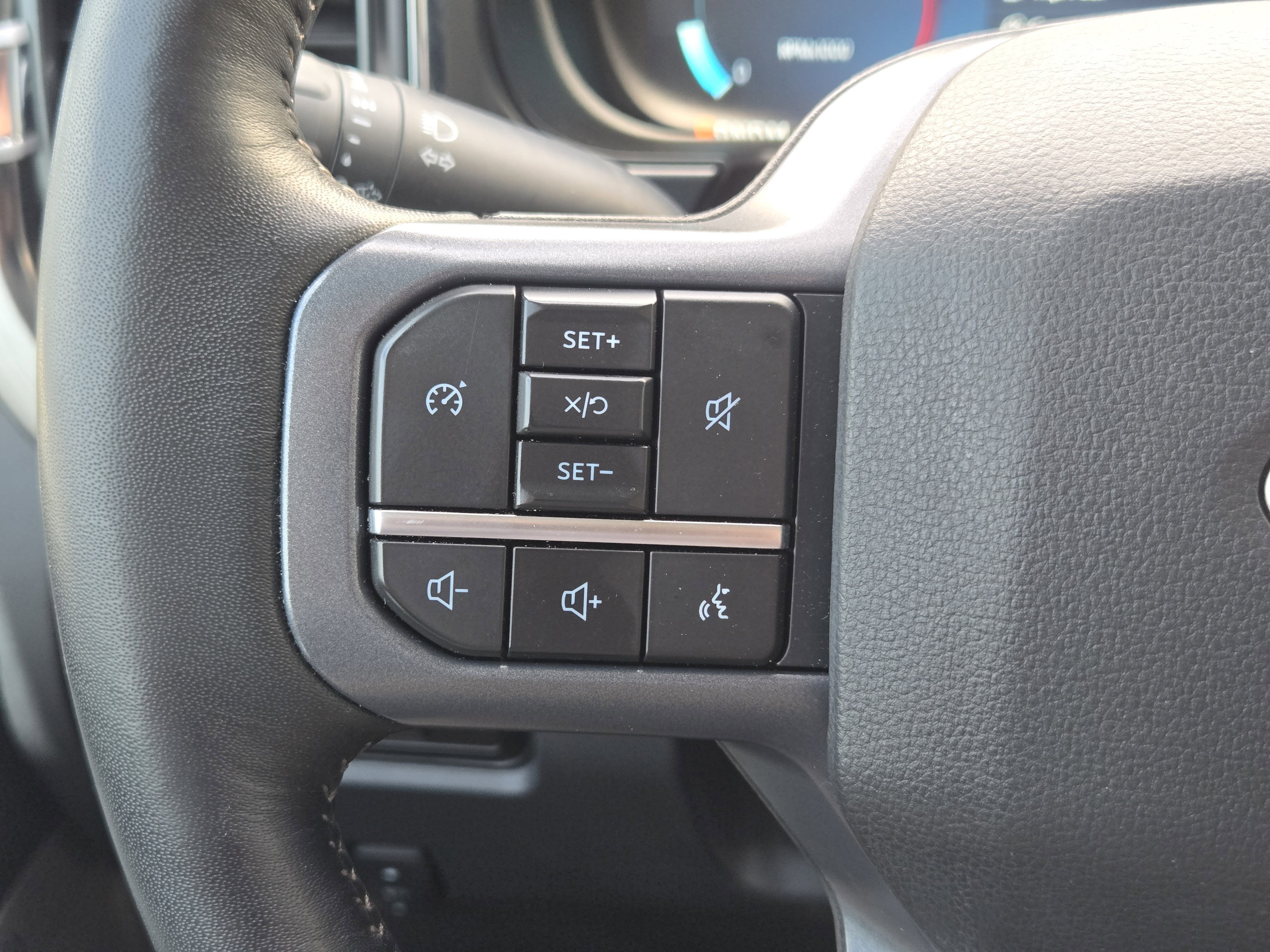 Used 2023 OXFORD WHITE Ford LARIAT image 30