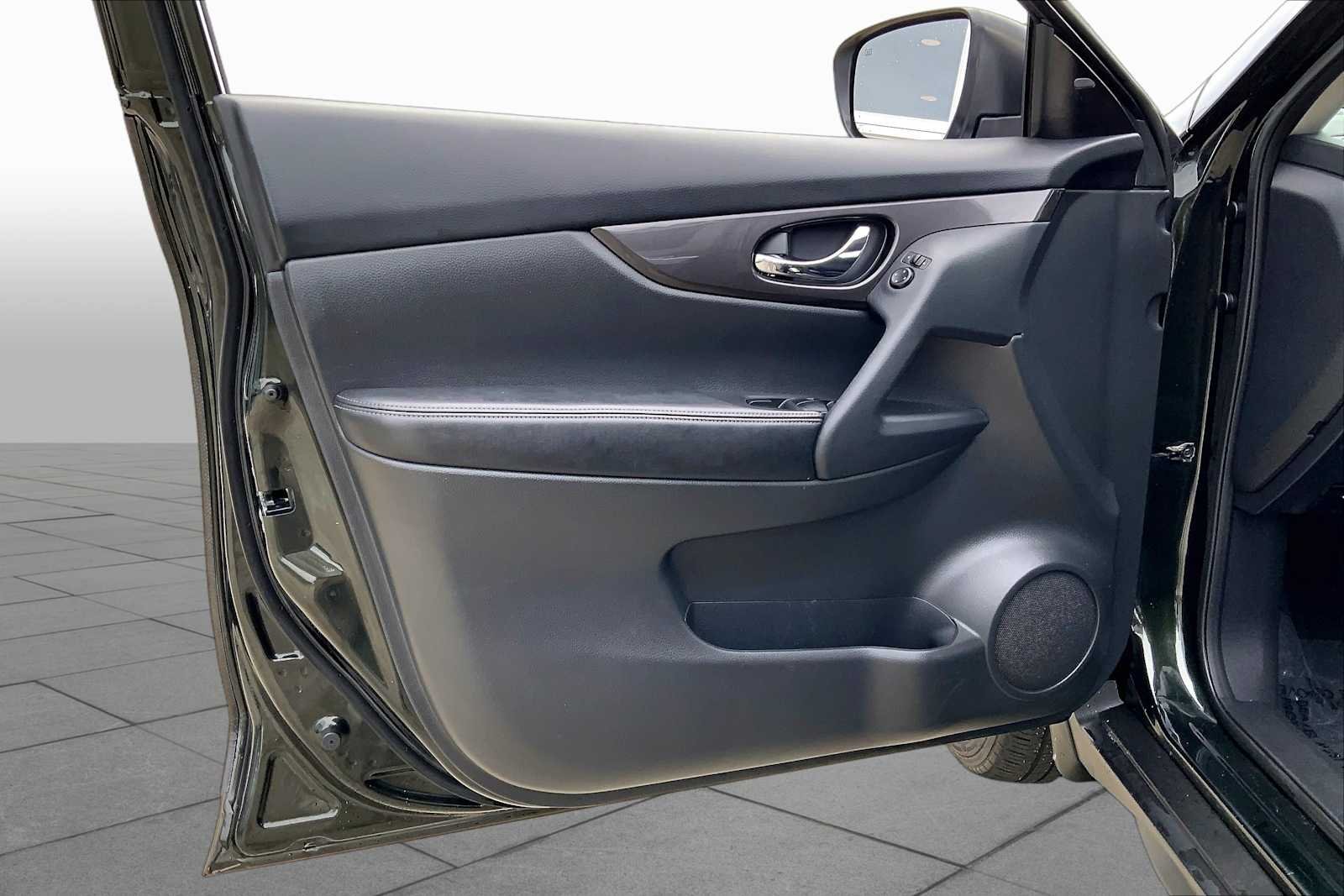 Used 2019 MIDNIGHT PINE M Nissan SV image 21