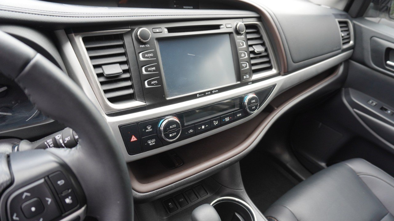 Used 2019 White Toyota XLE image 14