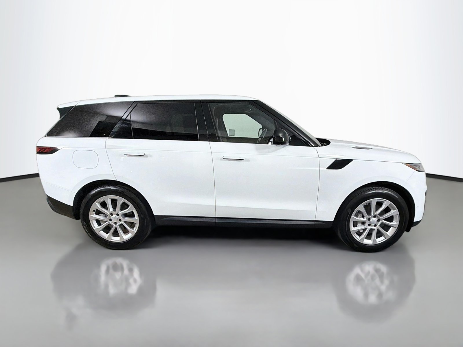 Certified Used 2025 Fuji White Land Rover SE image 5
