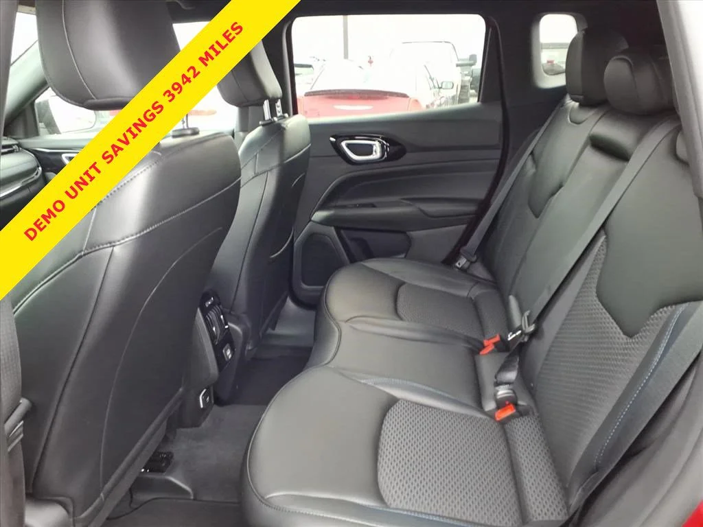 New 2026 Red Hot Pearl-Coat Exterior Paint Jeep Latitude image 15