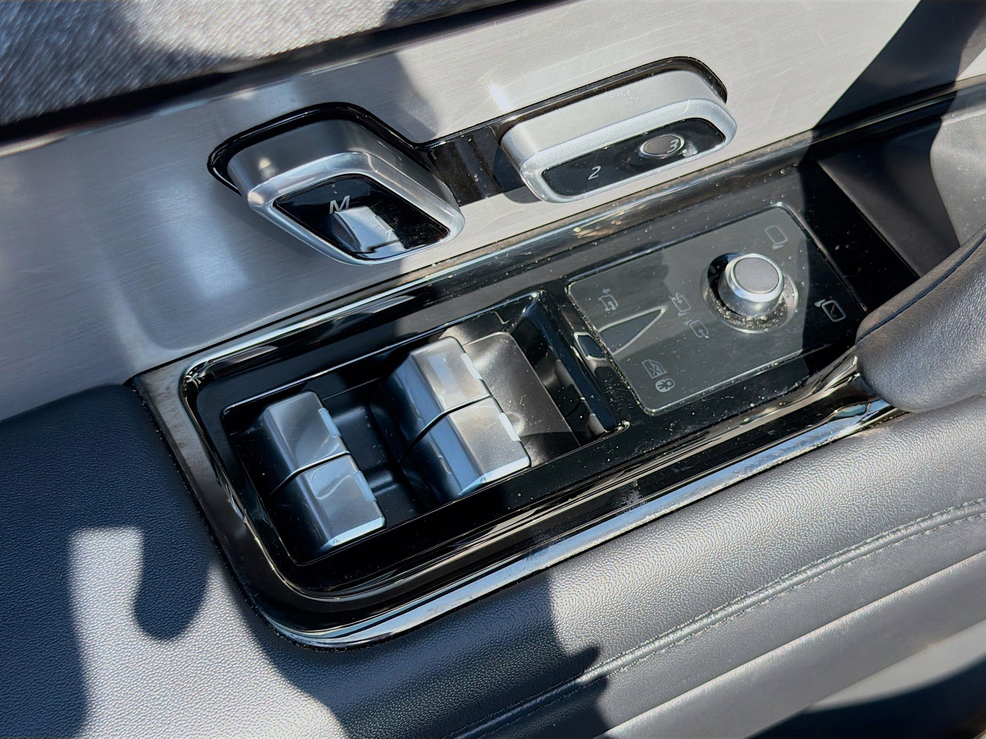 Used 2023 Fuji White Land Rover SE Dynamic image 24