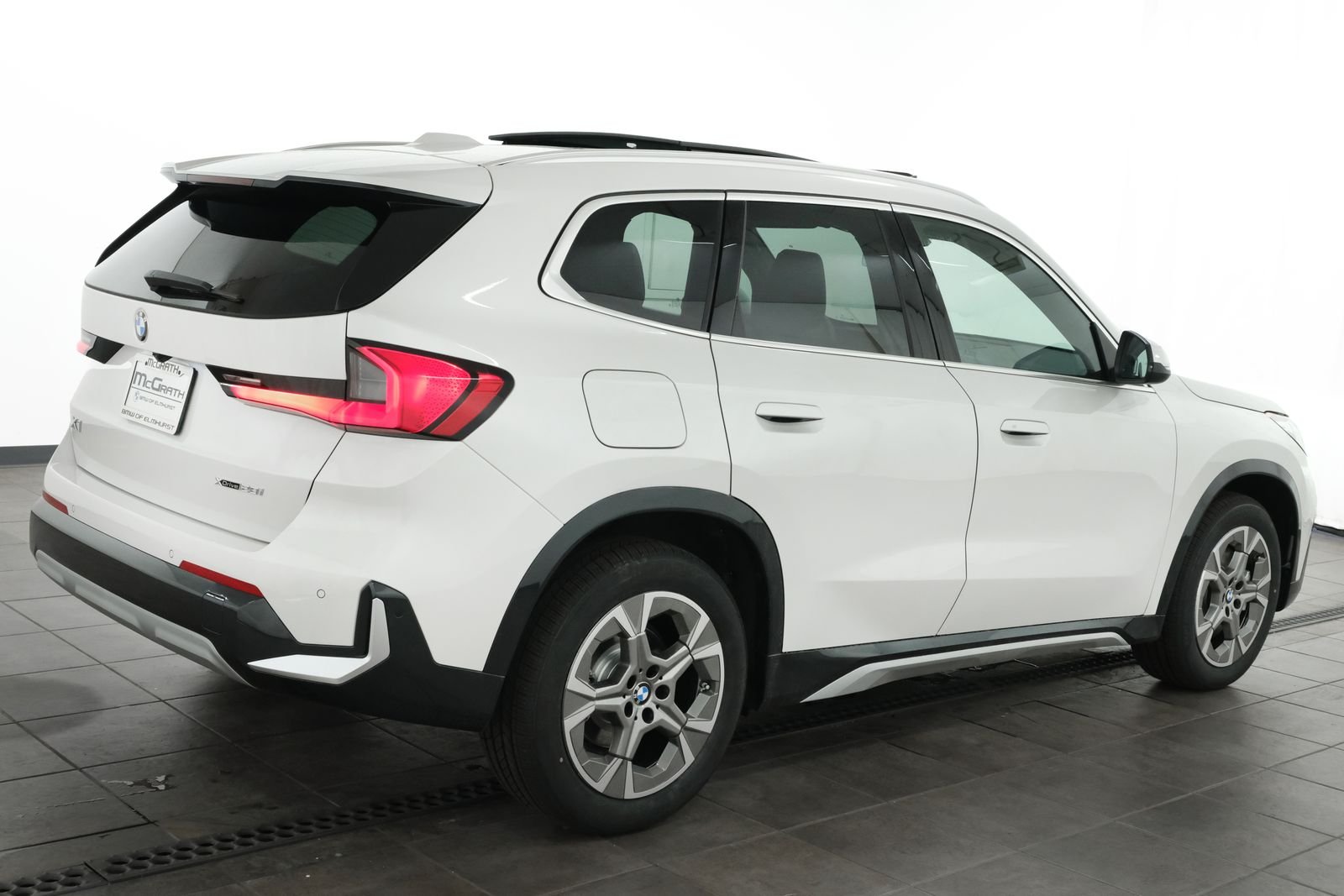 New 2027 Mineral White Metallic BMW xDrive28i image 6