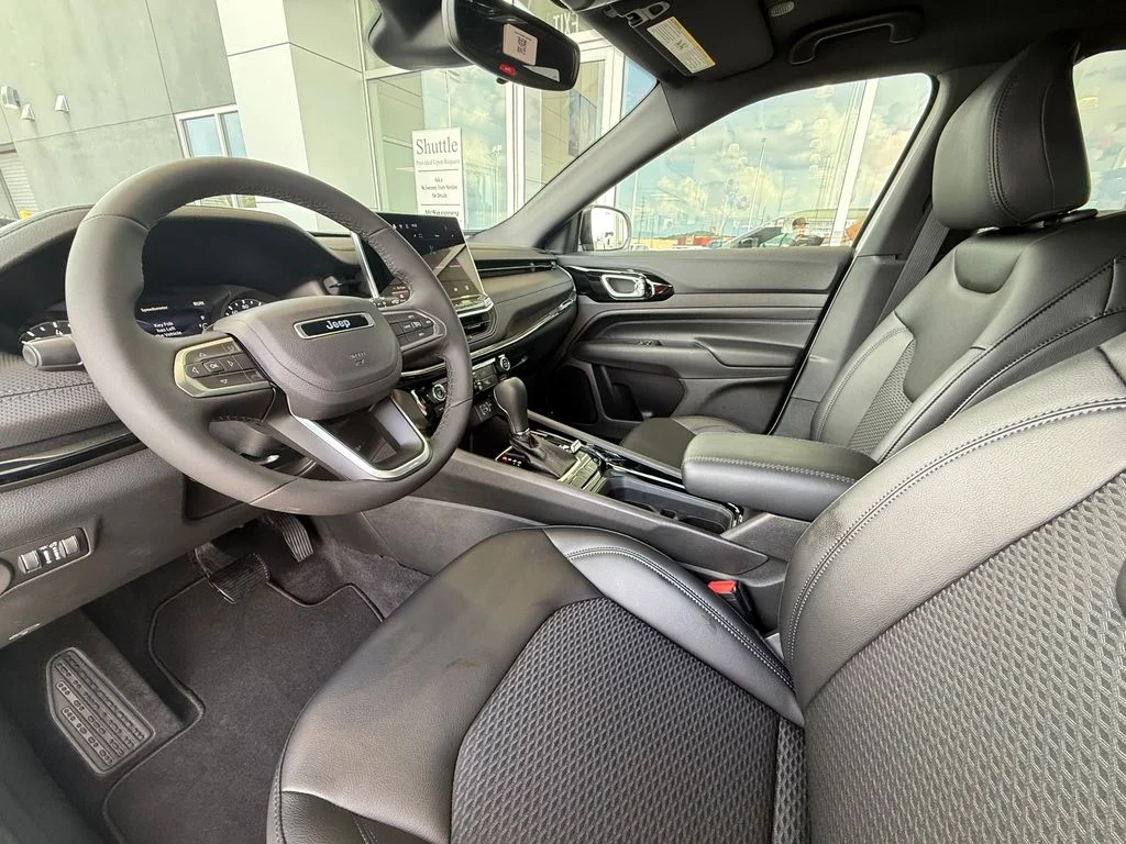 New 2026 Bright White Clear-Coat Exterior Paint Jeep Latitude image 22