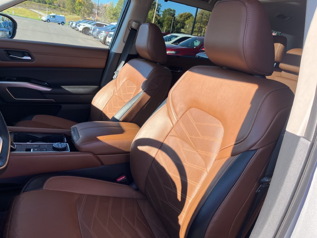 Used 2024 Silver Nissan Platinum image 12