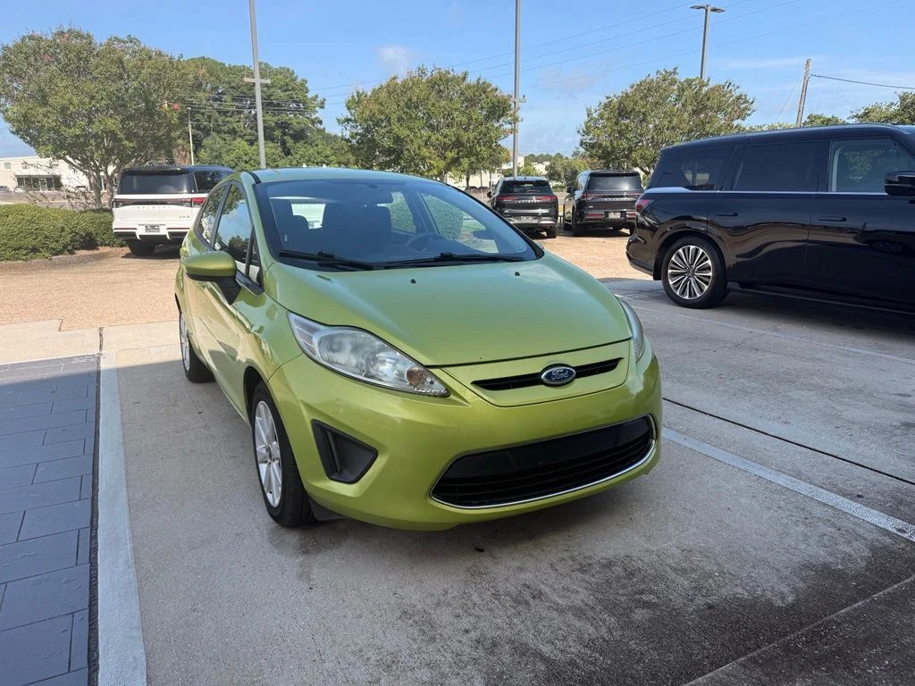 Used 2011 Green Ford SE image 1
