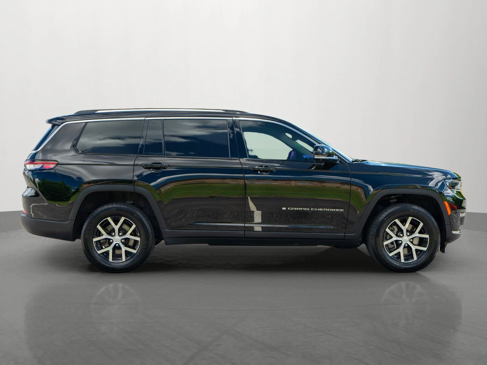 Used 2023 Diamond Black Crystal Pearlcoat Jeep Limited image 8