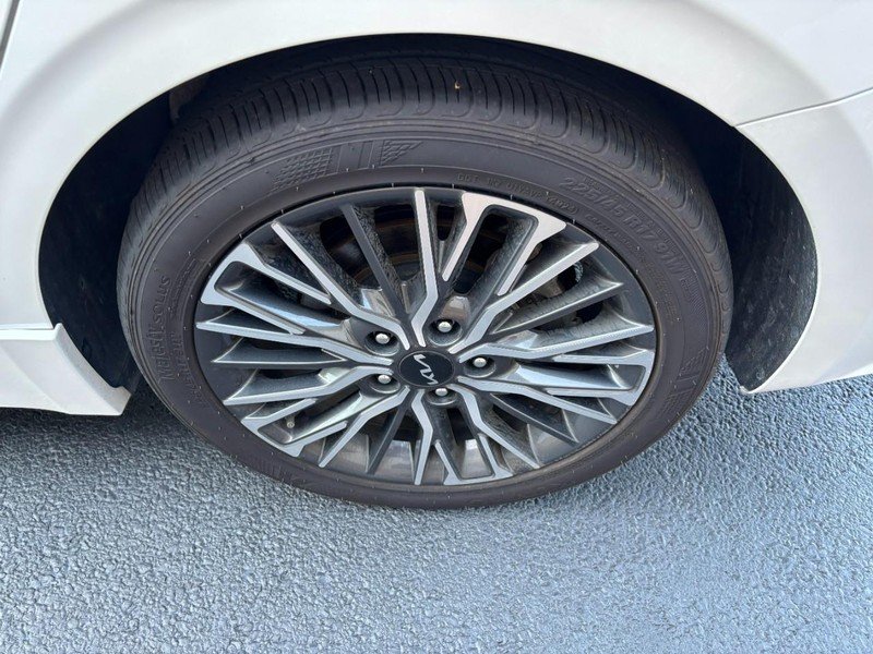 Used 2022 Snow White Pearl Kia GT-Line IVT image 6