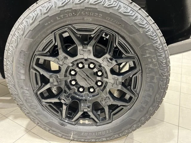 Used 2025 White GMC 2X image 31