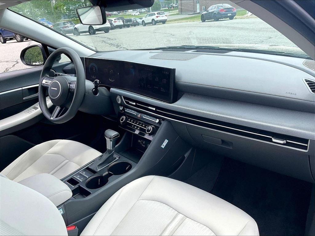 Used 2025 Black Hyundai SE image 14