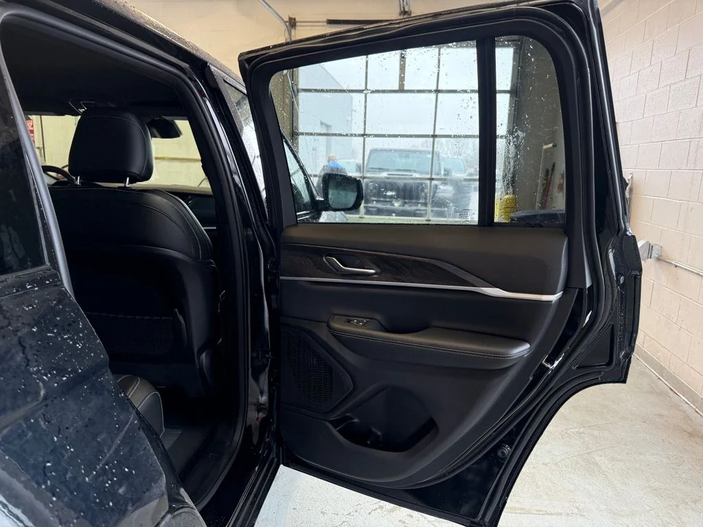 New 2026 Diamond Black Crystal Pearl-Coat Exterior Paint Jeep Altitude image 45