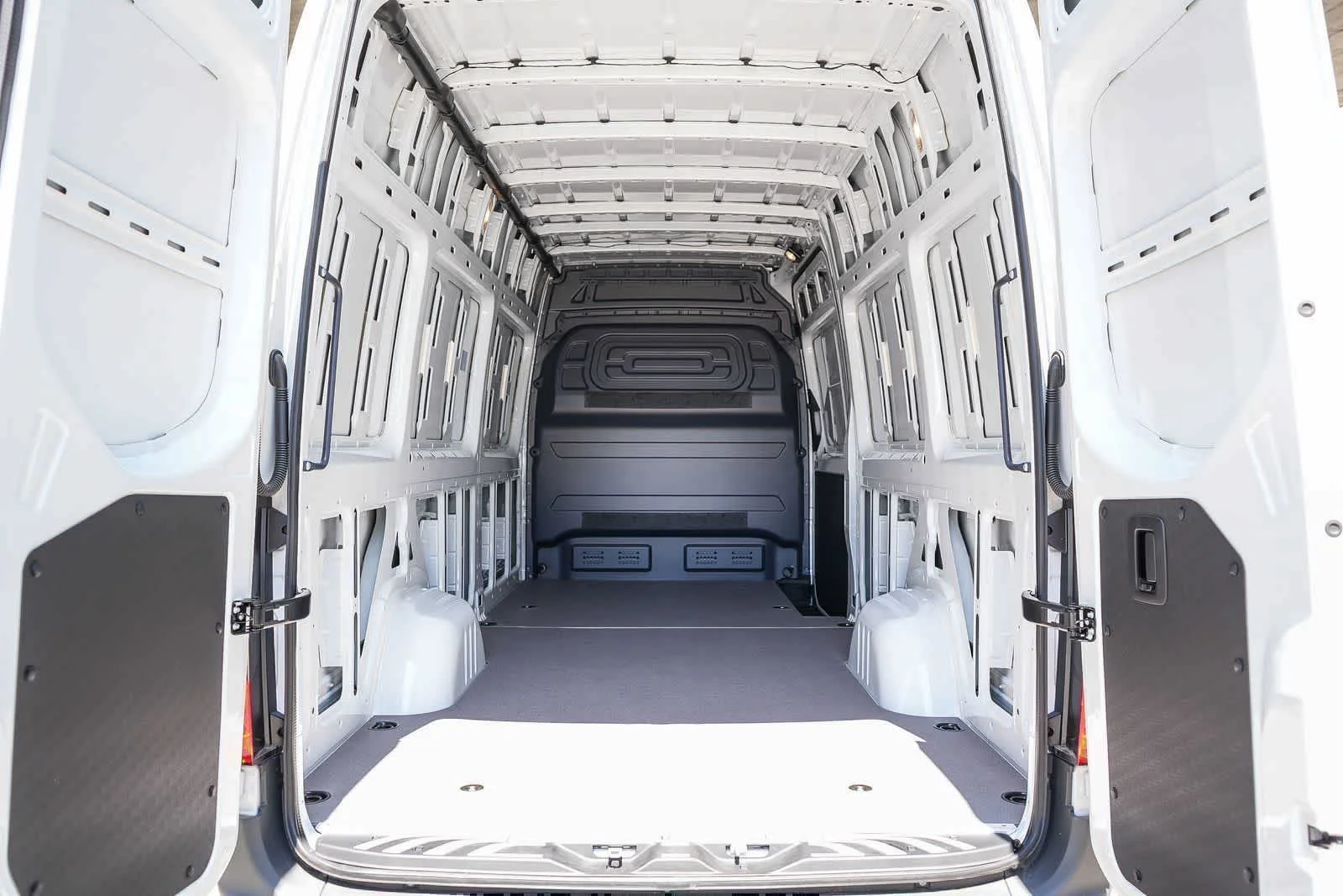 New 2025 Arctic+White Mercedes-Benz Cargo 170WB High Roof 113kW Battery RWD HO Motor image 32