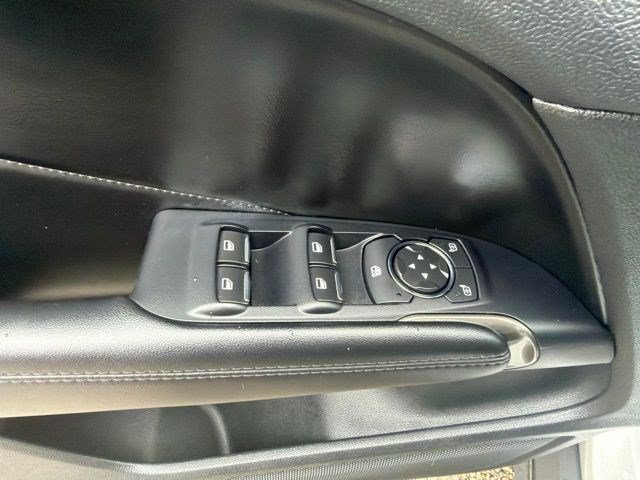 Used 2017 Ingot Silver Lincoln Premiere image 13