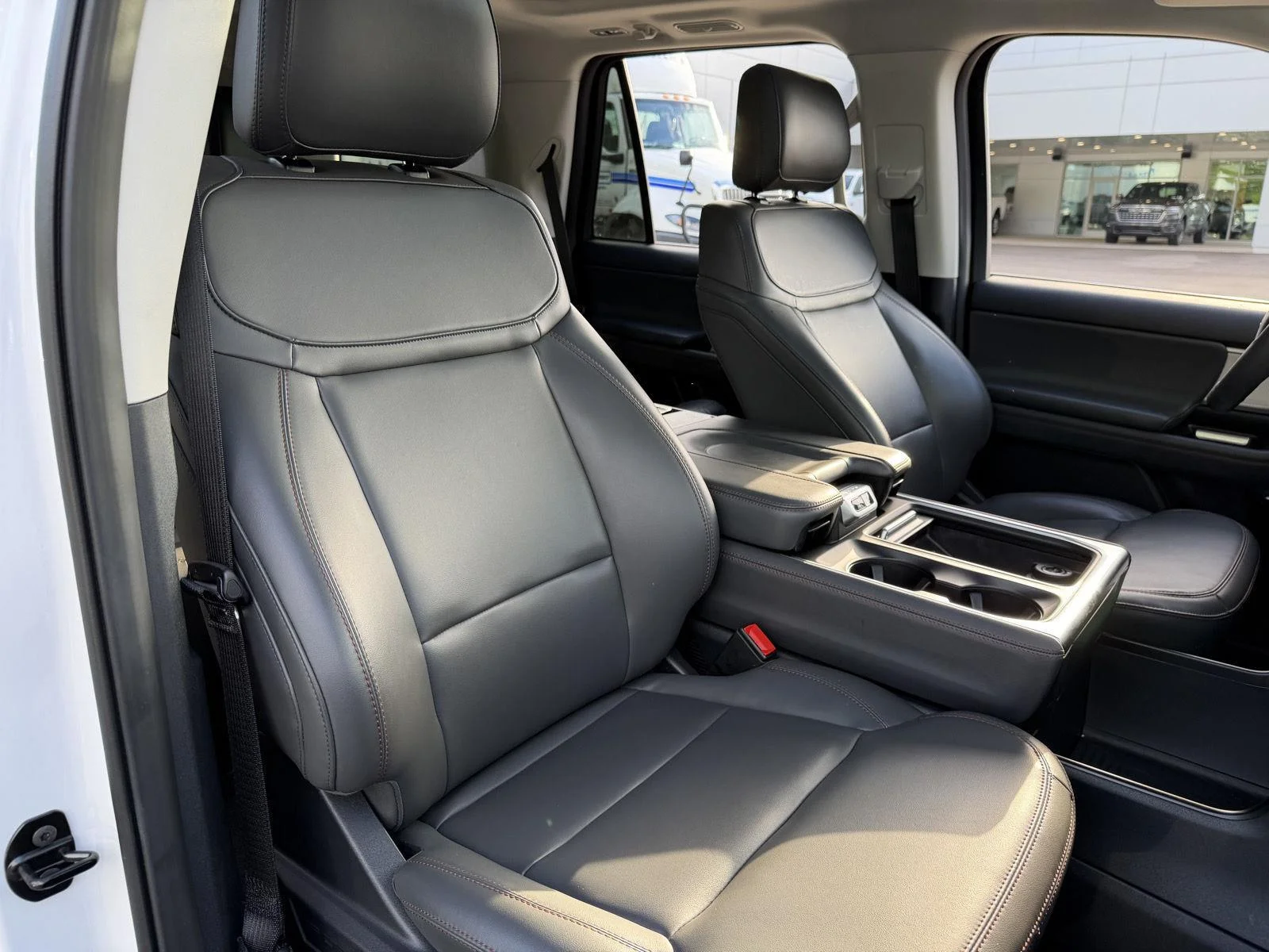 Used 2025 Oxford White Ford Active image 23