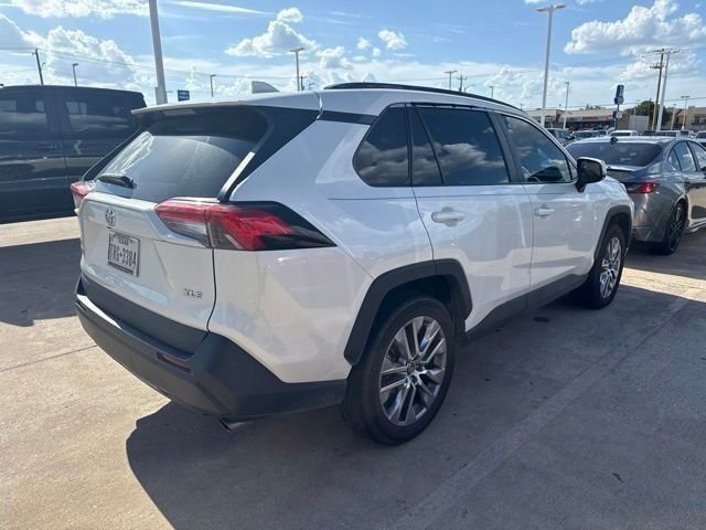 Used 2021 White Toyota XLE Premium image 5