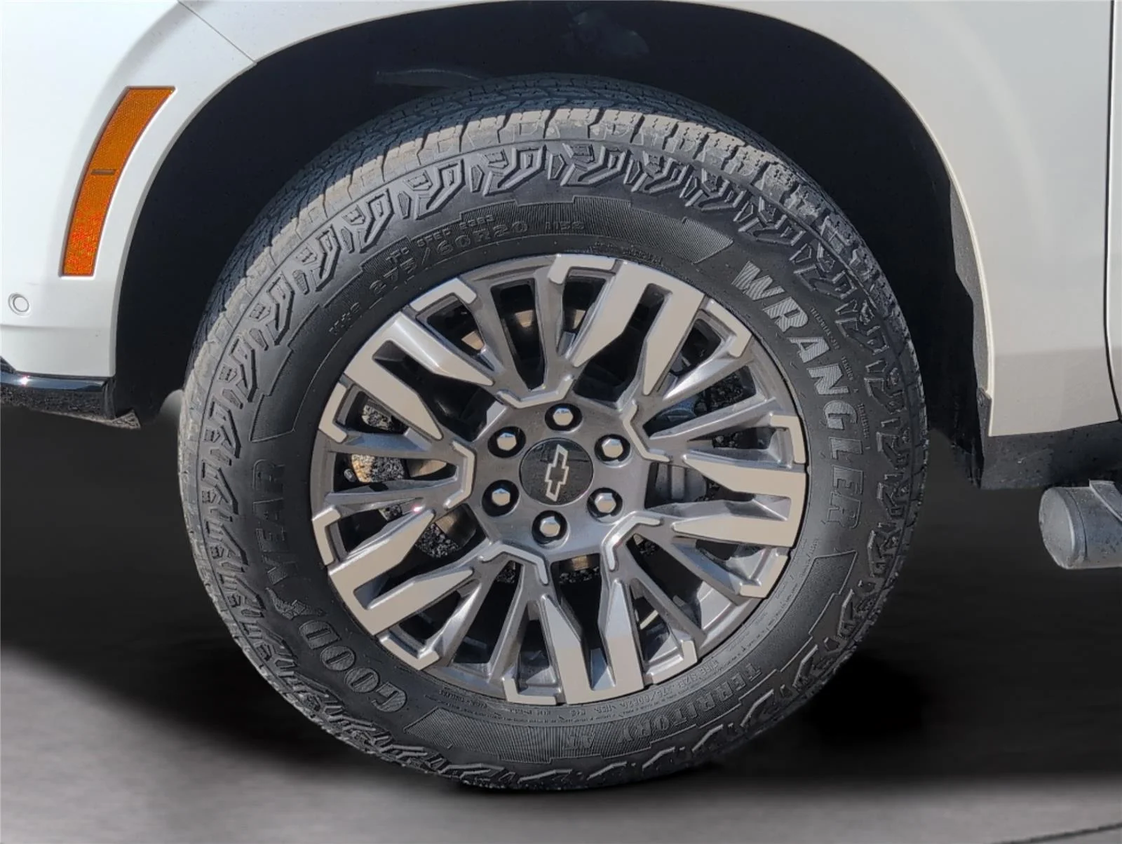 Used 2025 Iridescent Pearl Tricoat Chevrolet Z71 image 34